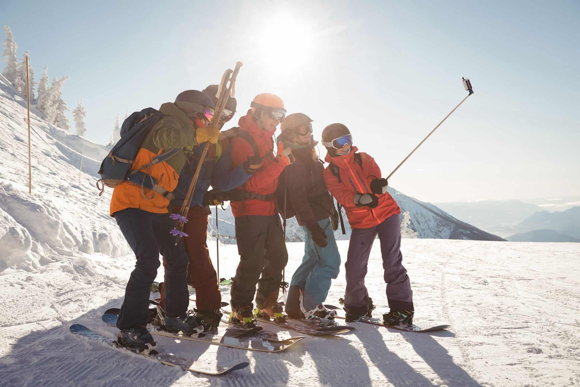 Kelowna to Big White Shuttle Service | group-skiers-taking-selfie